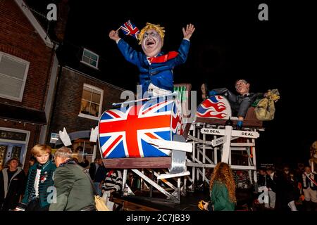 Ein Bildnis von Premierminister Boris Johnson wird während der Bonfire Night (Guy Fawkes Night) Celebrations, Lewes, East Sussex, Großbritannien, durch die Stadt geführt Stockfoto