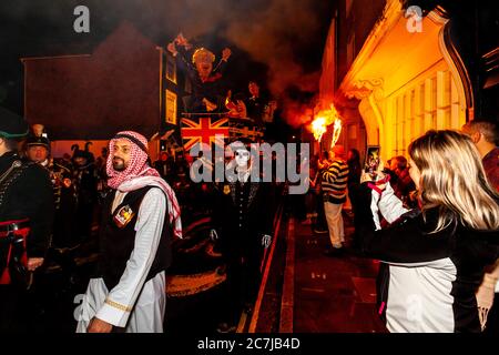 Ein Bildnis von Premierminister Boris Johnson wird während der Bonfire Night (Guy Fawkes Night) Celebrations, Lewes, East Sussex, Großbritannien, durch die Stadt geführt Stockfoto