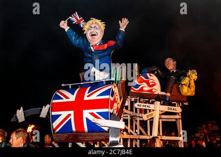 Ein Bildnis von Premierminister Boris Johnson wird während der Bonfire Night (Guy Fawkes Night) Celebrations, Lewes, East Sussex, Großbritannien, durch die Stadt geführt Stockfoto