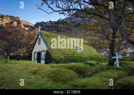 Kleine Rasenkirche und Friedhof Hofskirkja Hof, Skaftafell. Stockfoto