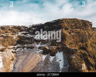 Klippen über Reynisfjara Black Sand Beach Stockfoto