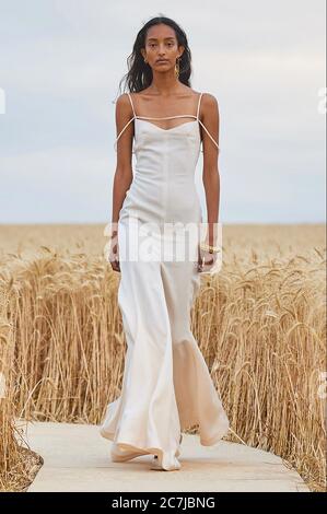 Vexin, Frankreich. Juli 2020. Ein Modell zeigt eine Kreation des französischen Modehauses Jacquemus auf einem Weizenfeld in Vexin, nahe Paris, Frankreich, 16. Juli 2020. (Xinhua) Quelle: Xinhua/Alamy Live News Stockfoto