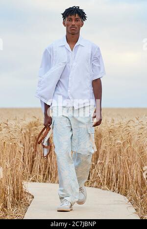 Vexin, Frankreich. Juli 2020. Ein Modell zeigt eine Kreation des französischen Modehauses Jacquemus auf einem Weizenfeld in Vexin, nahe Paris, Frankreich, 16. Juli 2020. (Xinhua) Quelle: Xinhua/Alamy Live News Stockfoto