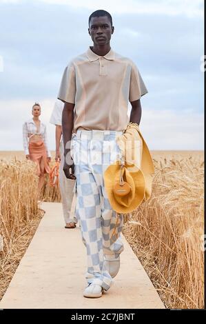 Vexin, Frankreich. Juli 2020. Modelle zeigen Kreationen des französischen Modehauses Jacquemus auf einem Weizenfeld in Vexin, bei Paris, Frankreich, 16. Juli 2020. (Xinhua) Quelle: Xinhua/Alamy Live News Stockfoto