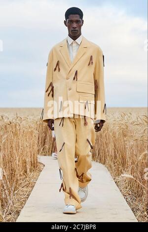 Vexin, Frankreich. Juli 2020. Ein Modell zeigt eine Kreation des französischen Modehauses Jacquemus auf einem Weizenfeld in Vexin, nahe Paris, Frankreich, 16. Juli 2020. (Xinhua) Quelle: Xinhua/Alamy Live News Stockfoto