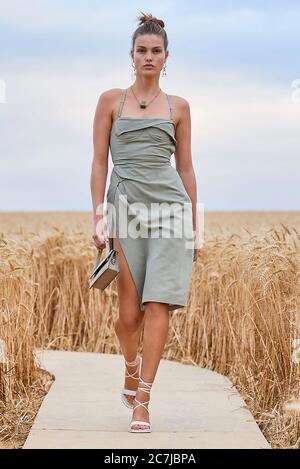 Vexin, Frankreich. Juli 2020. Ein Modell zeigt eine Kreation des französischen Modehauses Jacquemus auf einem Weizenfeld in Vexin, nahe Paris, Frankreich, 16. Juli 2020. (Xinhua) Quelle: Xinhua/Alamy Live News Stockfoto