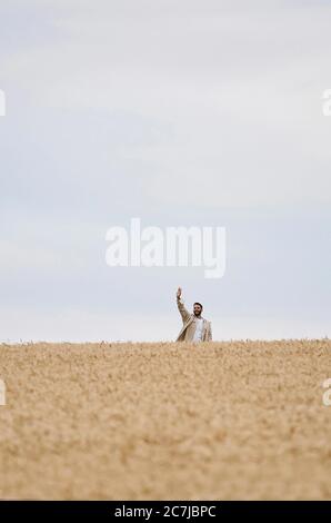 Vexin, Frankreich. Juli 2020. Der Designer Simon Porte Jacquemus winkt den Zuschauern während der Modenschau des französischen Modehauses Jacquemus auf einem Weizenfeld in Vexin, in der Nähe von Paris, Frankreich, am 16. Juli 2020 zu. (Xinhua) Quelle: Xinhua/Alamy Live News Stockfoto