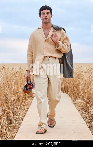 Vexin, Frankreich. Juli 2020. Ein Modell zeigt eine Kreation des französischen Modehauses Jacquemus auf einem Weizenfeld in Vexin, nahe Paris, Frankreich, 16. Juli 2020. (Xinhua) Quelle: Xinhua/Alamy Live News Stockfoto