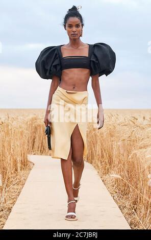 Vexin, Frankreich. Juli 2020. Ein Modell zeigt eine Kreation des französischen Modehauses Jacquemus auf einem Weizenfeld in Vexin, nahe Paris, Frankreich, 16. Juli 2020. (Xinhua) Quelle: Xinhua/Alamy Live News Stockfoto