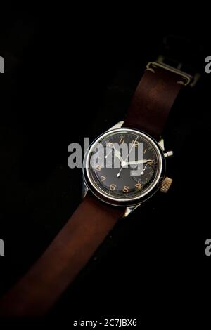 Hanhart Vintage Sammler Chronograph Uhr an die Luftwaffe im 2. Weltkrieg auf schwarzem Hintergrund ausgegeben Stockfoto