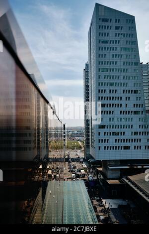 Vertikale Aufnahme von hohen Gebäuden und Verkehr auf Straßen in Lille, Frankreich Stockfoto