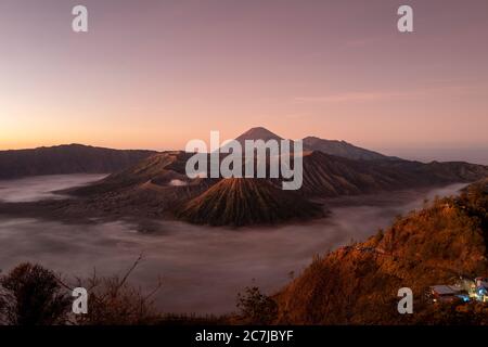 Der Bromo und das Sandmeer im Tengger-Massiv mit dem Semeru-Berg in Ost-Java, Indonesien Stockfoto