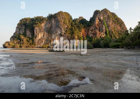 Sonnenuntergang am Phra Nang Strand in der Nähe von Krabi, Thailand Stockfoto