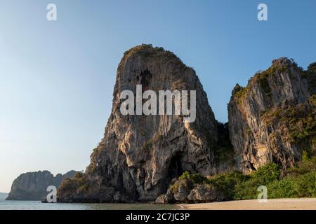 Sonnenuntergang am Railay Strand in der Nähe von Krabi, Thailand Stockfoto