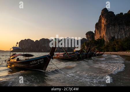 Langschwanz Boote bei Sonnenuntergang am Railay Strand in der Nähe von Krabi, Thailand Stockfoto