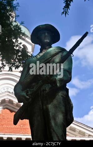 USA - 17. Juli 2020- die Leesburg Statue, errichtet 1908 während der Zeit von Jim Crow Laws, steht vor dem Loudoun County Courthouse. Stockfoto