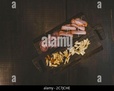 Über Kopf Schuss von einem Holztablett mit Baloney und in Scheiben geschnitten Käse auf der Oberseite Stockfoto