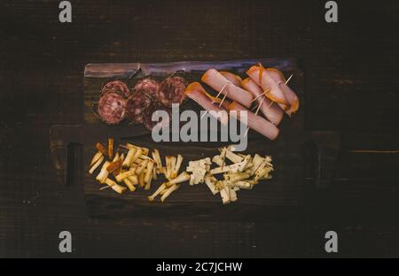 Über Kopf Schuss von einem Holztablett mit Baloney und in Scheiben geschnitten Käse auf der Oberseite Stockfoto