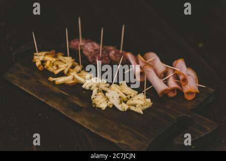 Nahaufnahme von Baloney und Käse in Scheiben geschnitten auf einem Holz Platine Stockfoto