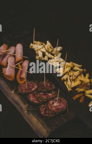 Vertikale Schuss von Käse und Baloney auf einem Holz geschnitten Platine Stockfoto