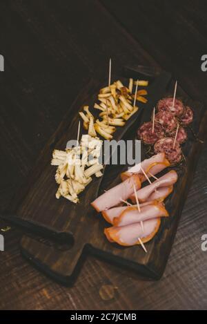 Vertikale Schuss von Käse und Baloney auf einem Holz geschnitten Platine Stockfoto