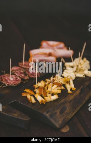 Vertikale Schuss von Käse und Baloney auf einem Holz geschnitten Fach Stockfoto