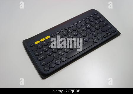 Schwarze Computertastatur auf weißem Hintergrund Stockfoto