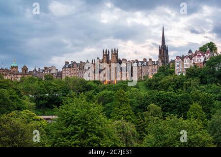 New College, die Universität von Edinburgh entlang der Skyline von Edinburgh Stockfoto