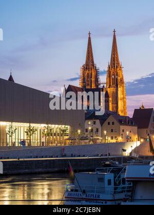 Regensburg, Altstadt, Dämmerung, Museum Heimat der bayerischen Geschichte, Dom, Donau, Bayern, Deutschland Stockfoto