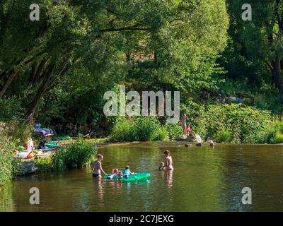 Badegäste im schwarzen Regen, Bayerischer Wald, Bayern, Deutschland Stockfoto