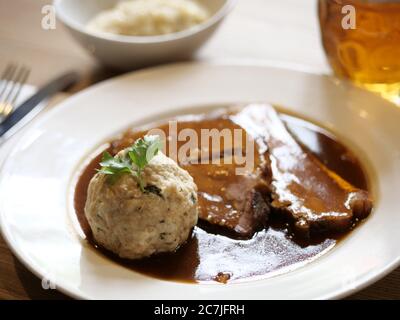 Schweinebraten mit Knödel und Sauerkraut und Bier, Gasthaus zur Knödelwerferin, Deggendorf, Bayerischer Wald, Bayern, Deutschland Stockfoto