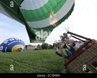 Start Heißluftballon bayernhimmel.de, Bayerischer Wald, Bayern, Deutschland Stockfoto