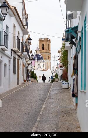 Gepflasterte Straße mit Blick auf die blaue Kuppelkirche der Altstadt von Altea, Costa Blanca, Spanien Stockfoto