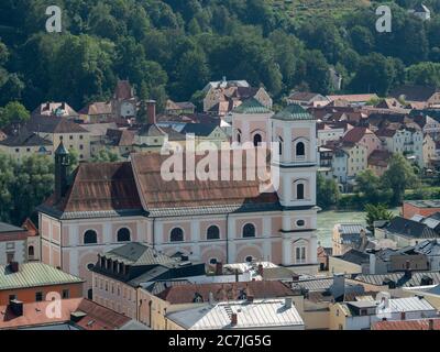 Ansicht der Altstadt mit St. Michael Kirche, Passau, Bayern, Deutschland Stockfoto