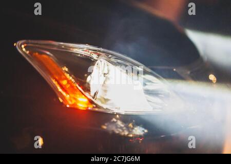 Auto Scheinwerfer Nahaufnahme mit atmosphärischen Rauch.. Stockfoto
