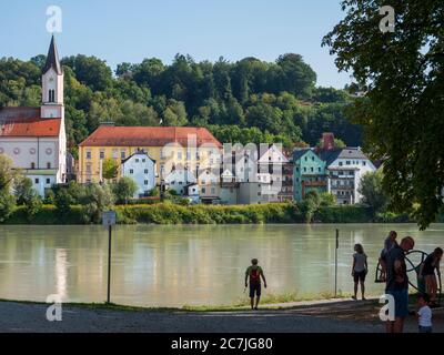 An der Innpromenade mit Innstadt, Passau, Bayern, Deutschland Stockfoto