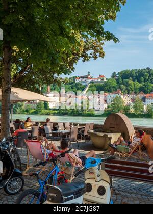 Café an der Innpromenade mit Blick auf Innstadt, Passau, Bayern, Deutschland Stockfoto