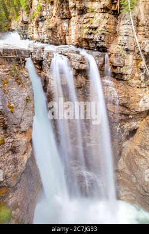 Langzeitbelichtung von Wasserfallbewegungen an den Johnston Canyon Upper Falls im Banff National Park, Alberta, Kanada Stockfoto