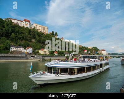 Ausflugsboot auf der Donau, Feste Oberhaus, Passau, Bayern, Deutschland Stockfoto
