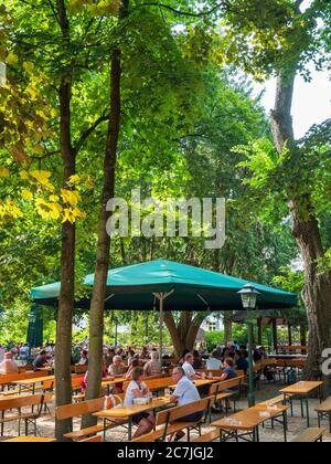 Biergarten der Hacklberg Brauerei, Passau, Bayern, Deutschland Stockfoto