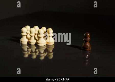 Schachfiguren auf einer schwarzen reflektierenden Oberfläche Stockfoto