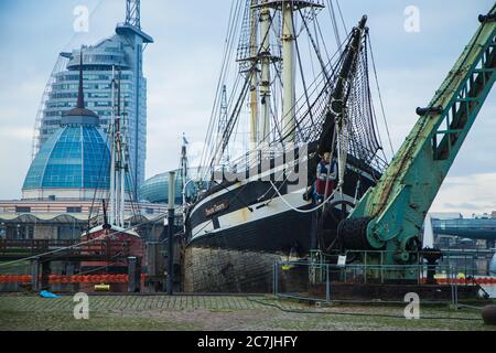 BREMERHAVEN, 30. Nov 2019: Der Bug des beschädigten Segelschiffs "Seuten Deern" im Museum in Bremerhaven. Stockfoto