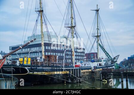 BREMERHAVEN, 30. Nov 2019: Die rechte Seite (Steuerbordseite) des beschädigten Segelschiffs 'Deutschen Deern' im Meeresmuseum in Bremerhaven, G Stockfoto