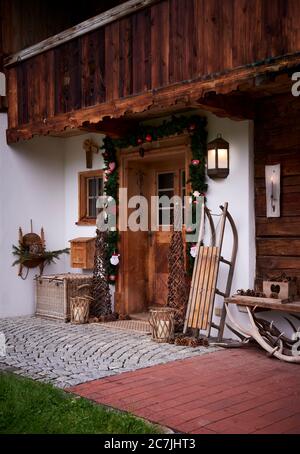 Bayerische Weihnachten, Heimstatt, altes Bauernhaus von außen Stockfoto