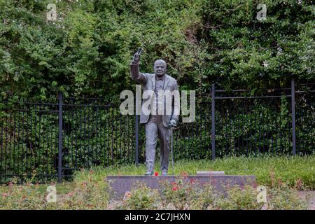 Washington, D.C. / USA - Juli 17 2020: Statue von Winston Churchill vor der Botschaft des Vereinigten Königreichs in den Vereinigten Staaten von Amerika. Stockfoto