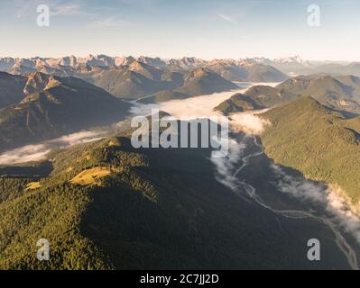 Isartal unter Wolken am Morgen Stockfoto