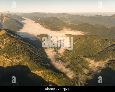 Isartal unter Wolken am Morgen Stockfoto