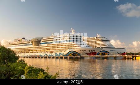 AIDA Schiffe im Hafen von St. John's, Antigua Stockfoto