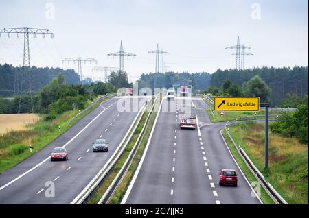 Ludwigsfelde, Deutschland. Juli 2020. Ausfahrt Ludwigsfelde (L 79) der vierspurigen Bundesstraße 101 (bis 'Hoffest zum 55. Geburtstag der Stadt Ludwigsfelde') Quelle: Soeren Sache/dpa-Zentralbild/ZB/dpa/Alamy Live News Stockfoto