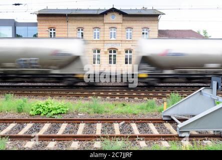 Ludwigsfelde, Deutschland. Juli 2020. Das Stadt- und Technikmuseum. Das denkmalgeschützte Bahnhofsgebäude wurde 2002 in ein Museum umgewandelt und 2012 mit der hallähnlichen Erweiterung erweitert. (An 'Hoffest zum 55. Geburtstag der Stadt Ludwigsfelde') Quelle: Soeren Sache/dpa-Zentralbild/ZB/dpa/Alamy Live News Stockfoto